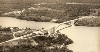 A inauguração da “Ponte da Amizade” em Foz do Iguaçu