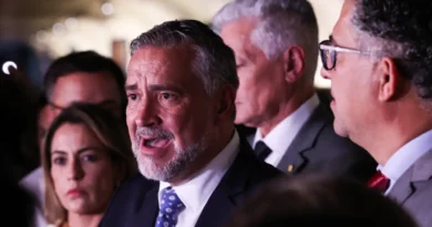 Base do governo pede indiciamento de Bolsonaro na CPMI do INSS