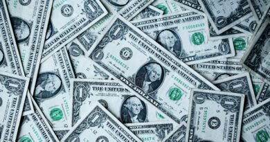 Dólar sobe a R$ 5 e bolsa cai 2% em dia de tensão global