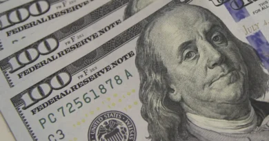 Dólar cai para R$ 5,01, e bolsa renova recorde com ajuda do exterior