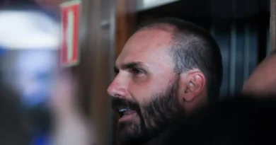 Mendonça pede vista e suspende julgamento contra Eduardo Bolsonaro