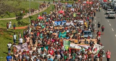 Indígenas de todo o Brasil ocupam a Esplanada dos Ministérios