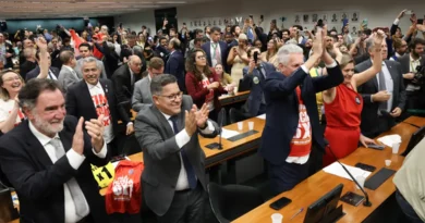 Comissão aprova relatório de PEC que acaba com escala 6X1