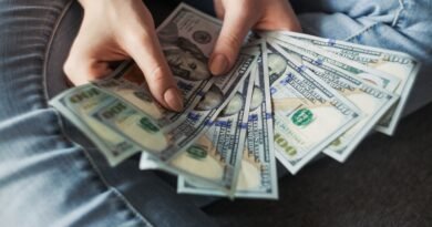 Dólar cai a R$ 4,91 e fecha no menor valor em 27 meses