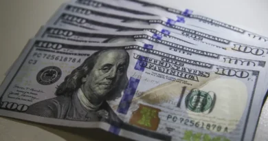 Dólar fecha abaixo de R$ 4,90 pela primeira vez em 28 meses