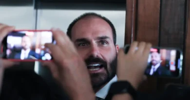 PGR pede ao Supremo condenação de Eduardo Bolsonaro por coação