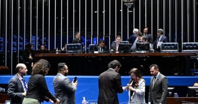 Após professores, garis, médicos e outros esperam por votação de piso salarial