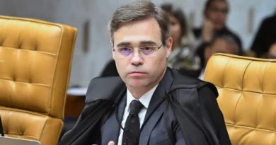 Mendonça autoriza PF a investigar repasses para filme sobre Bolsonaro