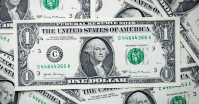 Dólar sobe para R$ 5,11, e bolsa fica estável, apesar de tensão global