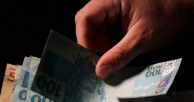 Trabalhadores nascidos em setembro e outubro recebem abono salarial