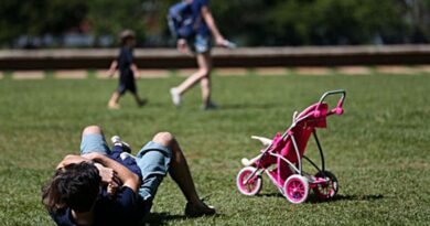 Pais estão menos presentes na criação de filhos, aponta estudo