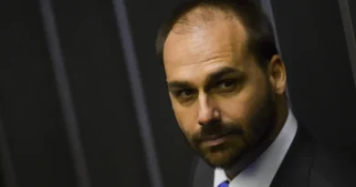 Ministério da Justiça demite Eduardo Bolsonaro por abandono de cargo