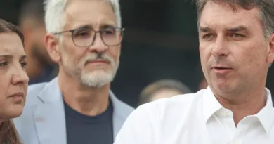 Democratas condenam decisão de Trump de conceder visto a Flávio